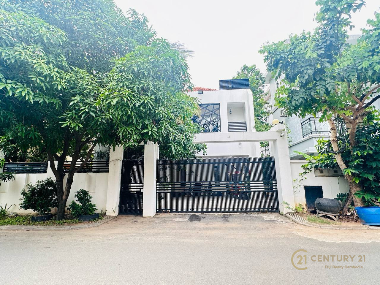 𝐌𝐨𝐝𝐞𝐫𝐧 𝐝𝐞𝐭𝐚𝐜𝐡𝐞𝐝 𝐯𝐢𝐥𝐥𝐚 𝐟𝐨𝐫 𝐬𝐚𝐥𝐞 𝐮𝐫𝐠𝐞𝐧𝐭𝐥𝐲 - Fuji Realty Cambodia